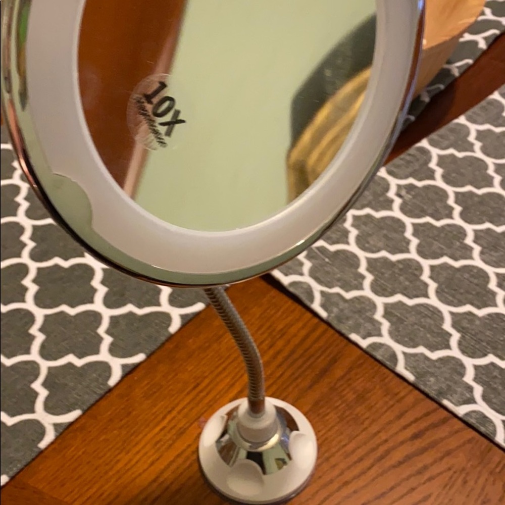 Makeup mirrors/ lights